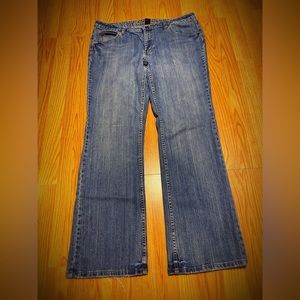 Women’s Light to Medium Wash Arizona Jean Co  15 Average Jeans